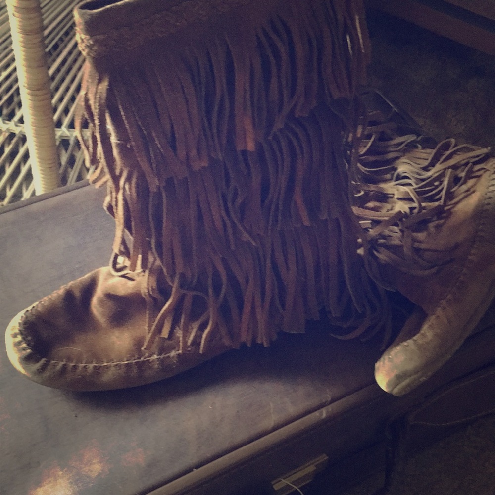 Minnetonka leather 3 layer fringe boots 8.5